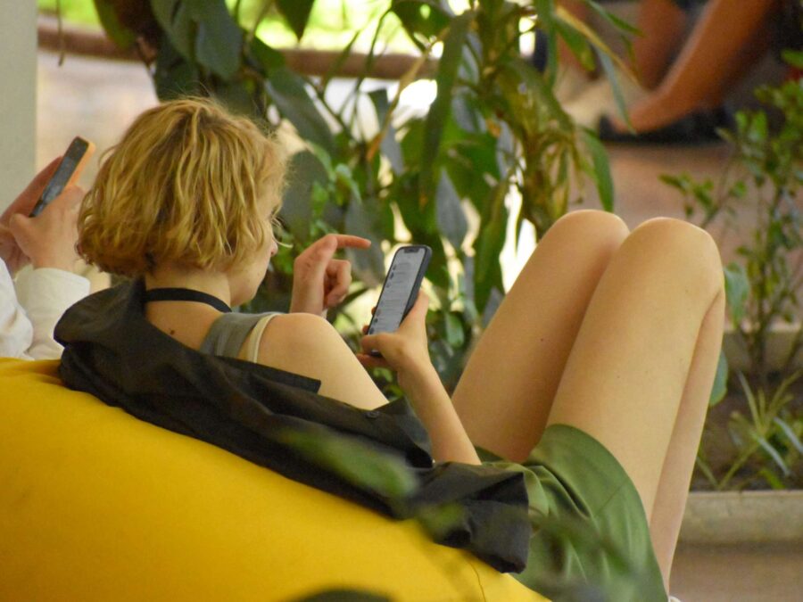 Un feed de réseaux sociaux en mouvement avec un logo de marque qui se détache visuellement