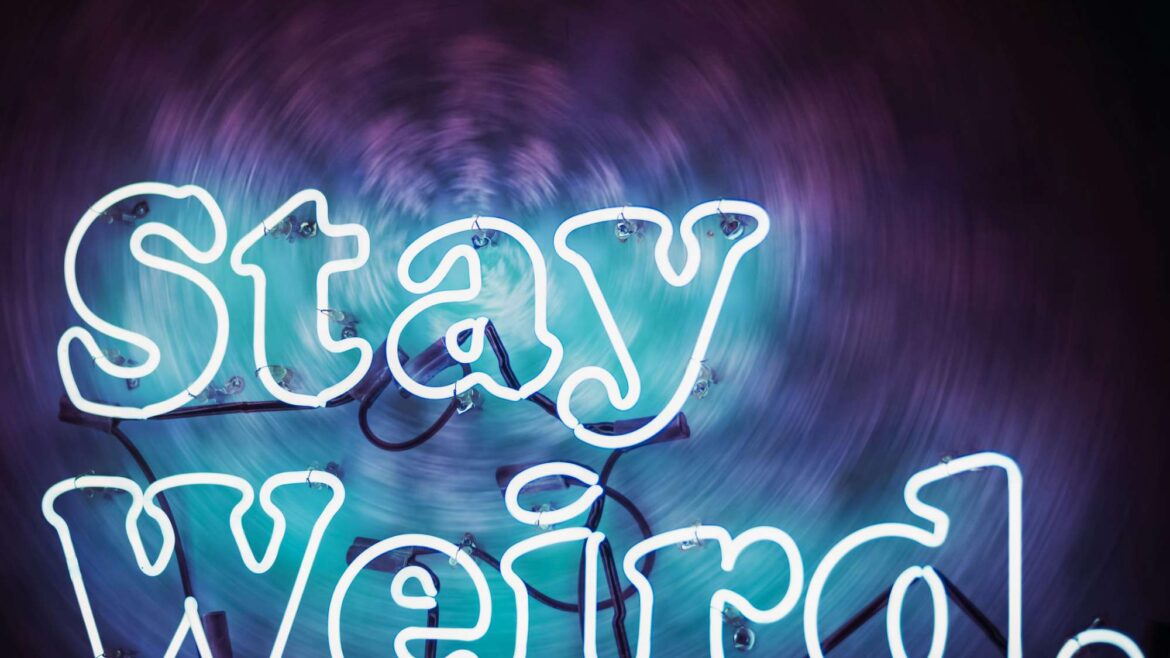 Visuel recommandé : un montage coloré de publicités absurdes (mascotte fluo, canette Liquid Death, etc.), avec typo bold qui dit : “Être bizarre, c’est être mémorable”