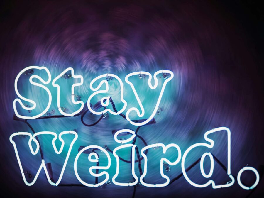 Visuel recommandé : un montage coloré de publicités absurdes (mascotte fluo, canette Liquid Death, etc.), avec typo bold qui dit : “Être bizarre, c’est être mémorable”