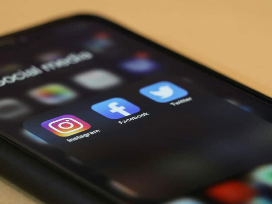 Visibilité, engagement, conversions : découvrez qui de TikTok ou Meta performe le mieux selon vos objectifs pub, d’après une étude Metricool.